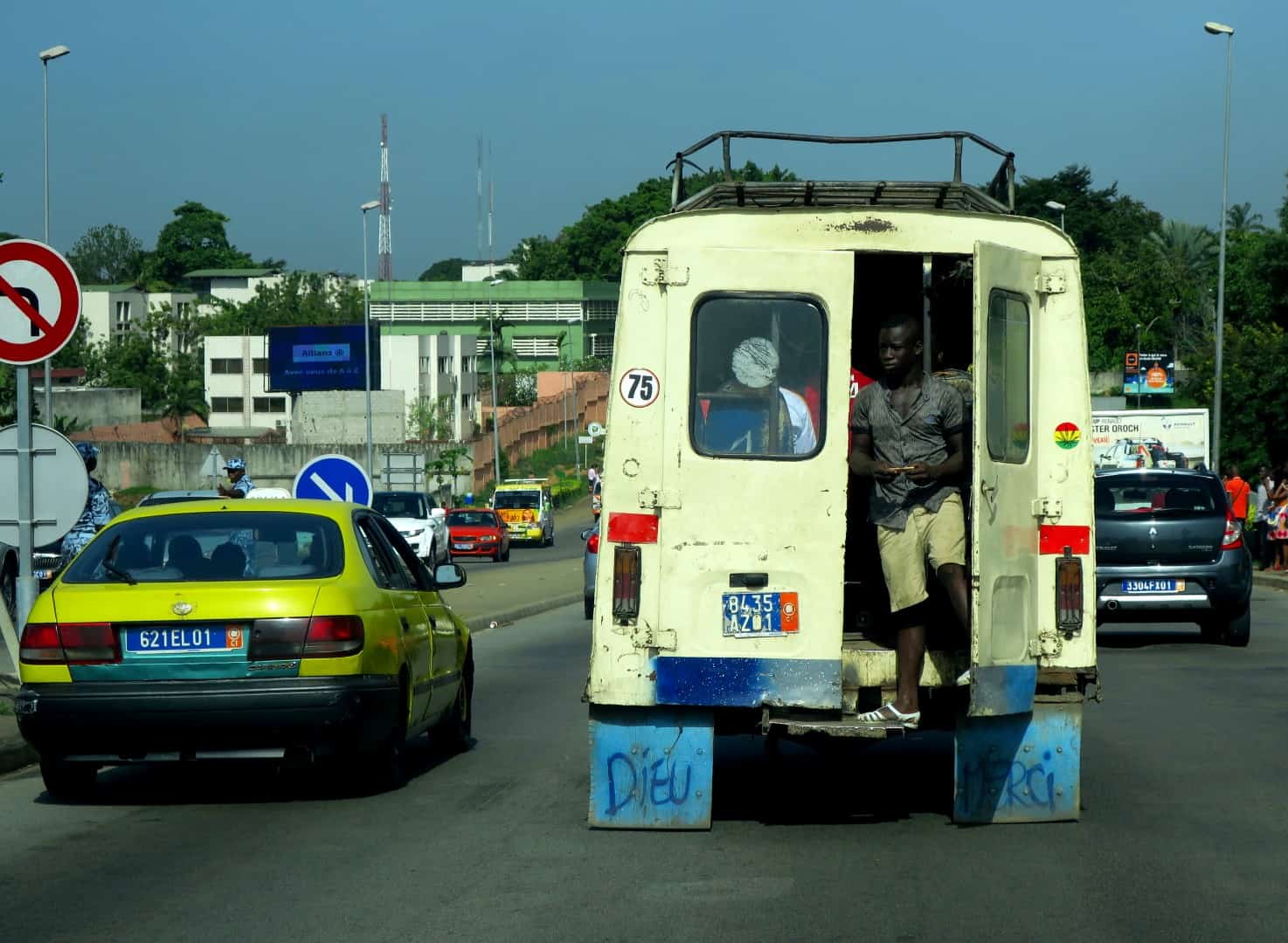 Jbaka und Taxi im Verkehr - Abidjan