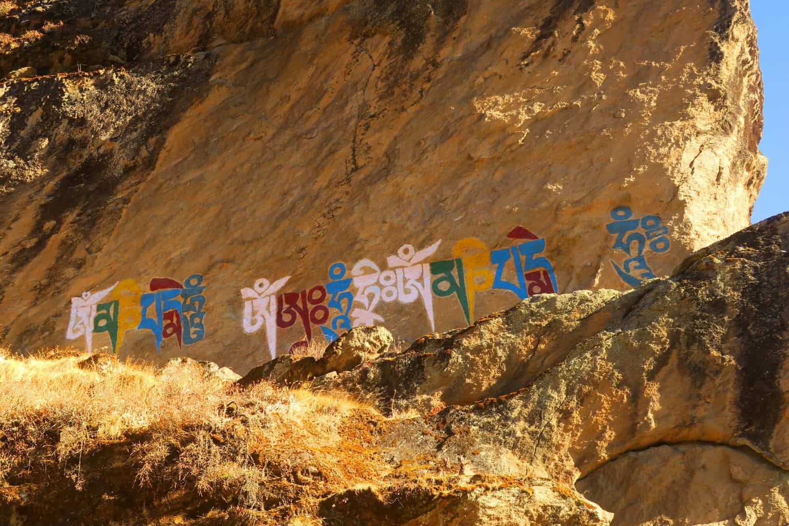 Spirituelles buddhistisches Graffiti auf Fels